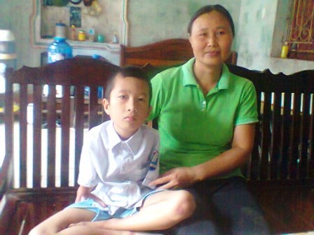 Khâm phục cậu bé viết chữ bằng... chân trái - 2 Em Hưng cùng mẹ.