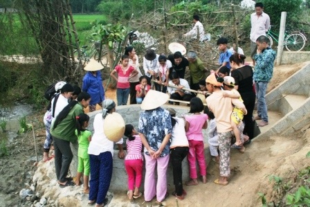 Không thể có “rắn thần” - 2 Chiều ngày 17/4, vẫn có nhiều người tập trung quanh giếng nước để xem rắn.