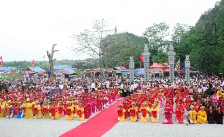 Lễ đọc bản báo công.