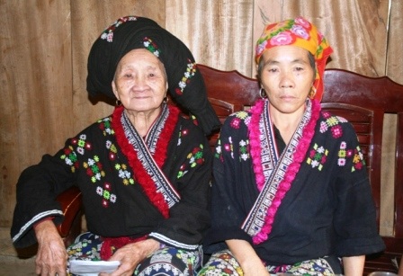 Cụ bà 95 tuổi, 70 năm gắn với “nghiệp phòng the” - 2 Mế Mụi bên con dâu của mình là Pà Thị Mế, người đã được truyền lại bài thuốc chữa vô sinh.