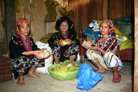 Cụ bà 95 tuổi, 70 năm gắn với “nghiệp phòng the” - 3 Mế Mụi đang truyền lại những bài thuốc gia truyền chữa bệnh cứu người cho con dâu và con gái mình.