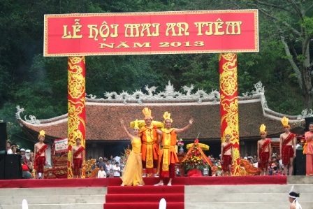 Lễ đọc bản báo công.