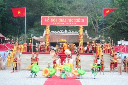 Hàng nghìn người dân đã đổ về khu di tích, chen chân để xem lễ hội Mai An Tiêm năm nay.