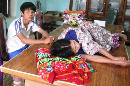 Bà bầu nằm trên... bàn làm việc của Chủ tịch xã - 1 Thai phụ nằm lại bàn làm việc của Chủ tịch xã