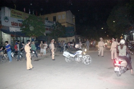 Lực CSGT chốt chặn các ngả đường vào hiện trường để lực lượng chữa cháy làm nhiệm vụ.