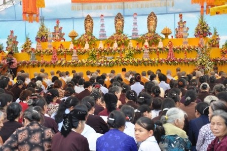 Hàng nghìn người tham dự Đại lễ cầu siêu.