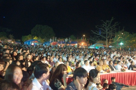 Lung linh lễ hội Cố đô Hoa Lư - 4 Hàng vạn người chen lấn xem khai hội.