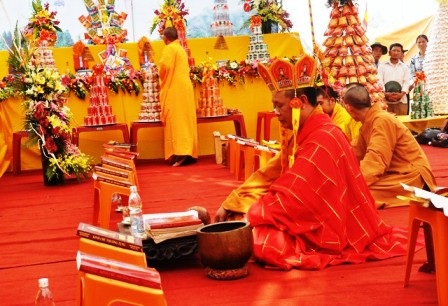  Sư thầy Thích Thanh Phương, Phó ban trị sự Phật giáo tỉnh Ninh Bình làm lễ cầu siêu.