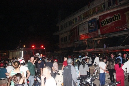 Sau khi ngọn lửa được dập tắt, vẫn còn rất đông người dân vây quanh hiện trường khu vực vụ cháy.