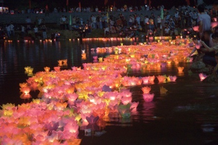 Lung linh lễ hội Cố đô Hoa Lư - 5 Đèn hoa đăng thả rợp sông Sào Khê.
