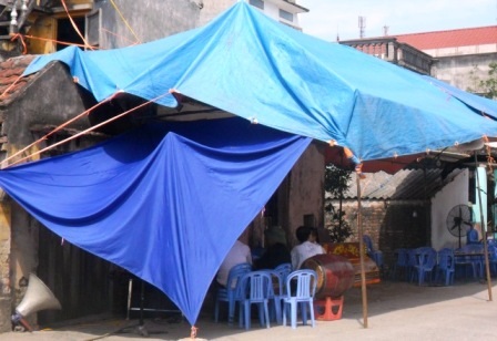 Người nhà đang tổ chức làm lễ mai táng cho ông Dừa.
