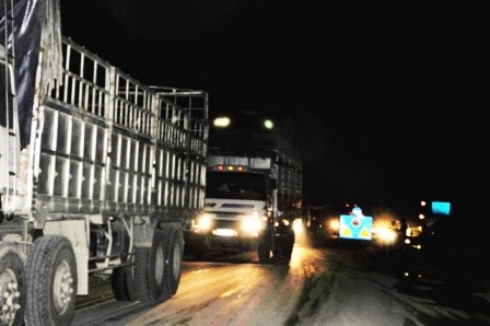 Quốc lộ 1A qua đoạn đường này bị ách tắc trong nhiều giờ.