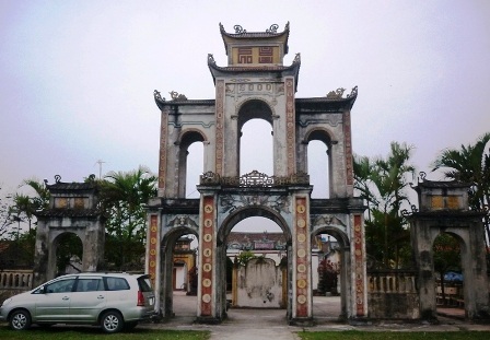  Đền Thánh Mẫu, nơi chôn cất Ngư thần.