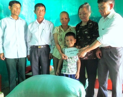 Quỹ Nhân ái hỗ trợ 5 triệu đồng và 100kg gạo đến người mẹ bệnh hiểm nghèo nuôi con thơ dại - 1 Đại diện chính quyền địa phương trao quà đến hai mẹ con chị Giàu.