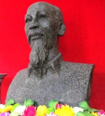  Bức tượng Bác nặng 3,7 tạ, cao 1,3m.