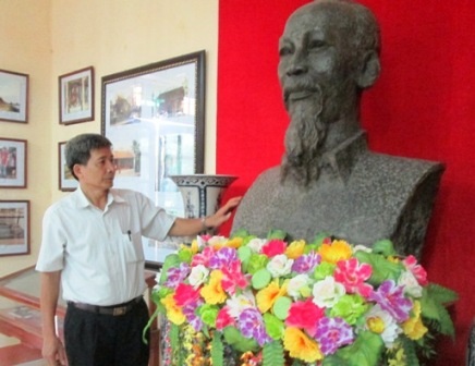  Bức tượng Bác nặng 3,7 tạ, cao 1,3m.