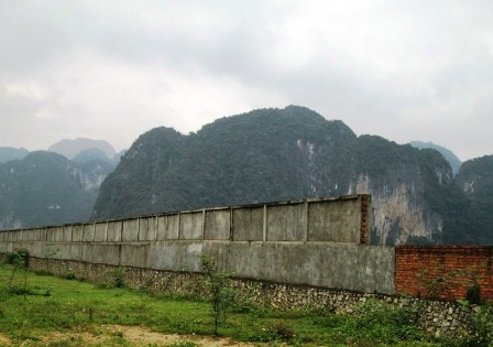  Những bức tương bao quanh kiên cố.