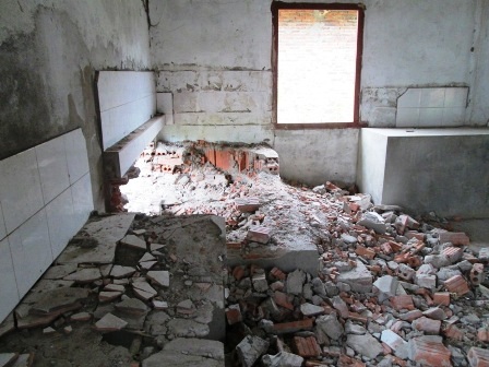 Một số căn phòng đã đang hư hỏng, xuống cấp.