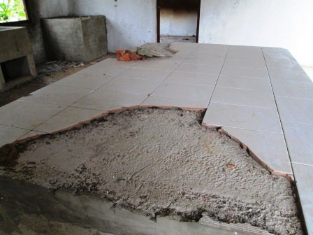 Một số căn phòng đã đang hư hỏng, xuống cấp.