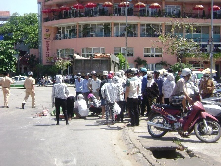 Nữ sinh bị xe tải cán chết trên đường đi học - 1 Hiện trường vụ tại nạn.
