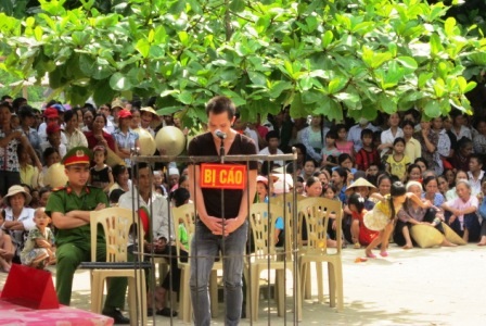 Bị cáo Bùi Văn Khoái trước vành móng ngựa.