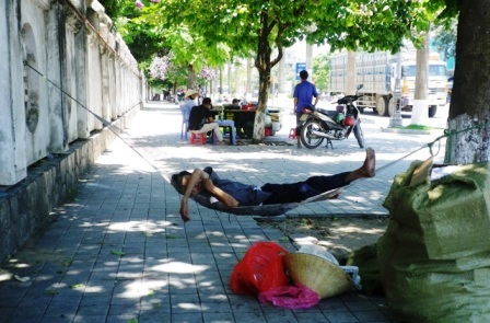 Bãi biển, quán bia, công viên là những địa điểm tránh nóng lý tưởng trong những ngày này.