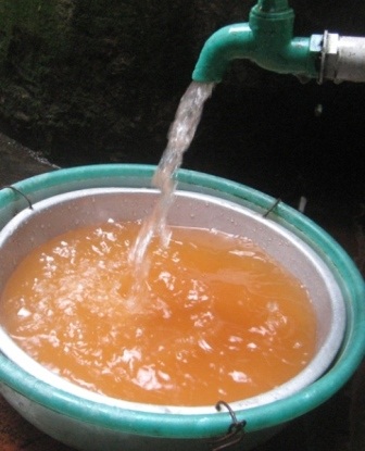 Nước xả trực tiếp từ hệ thống nước sạch của Cty TNHH MTV cấp nước Thanh Hóa có màu đỏ.