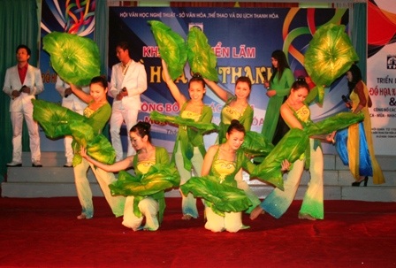 Những tiết mục văn nghệ chào mừng là các ca khúc điệu múa ca ngợi tình yêu quê hương đất nước.