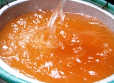 Nhìn nước sạch chẳng khác nào nước sông đục ngầu.