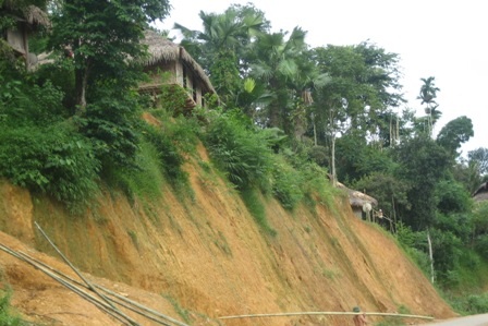 Nhiều hộ dân, công trình nằm trong vùng có nguy cơ ảnh hưởng bởi sạt lở đất và lũ ống, lũ quét.