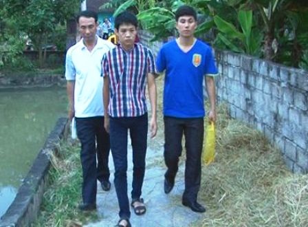 Đối tượng Trương Bá Linh (giữa) bị cơ quan Công an bắt giữ.