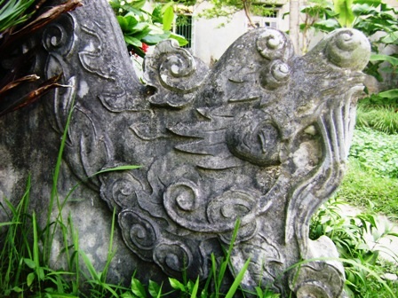 Kỳ bí ngôi mộ đá cổ hơn 200 năm giữa thành phố - 2 Đầu rồng thời Lê Trung Hưng được trạm bằng đá nguyên khối trong khu lăng mộ.