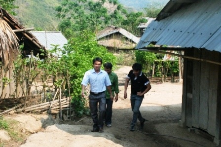 Để đến được những bản làng đang còn tục ngủ thăm này phải đi bộ cả ngày đường mới tới nơi.