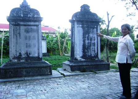 Kỳ bí ngôi mộ đá cổ hơn 200 năm giữa thành phố - 3 Đầu rồng thời Lê Trung Hưng được trạm bằng đá nguyên khối trong khu lăng mộ.