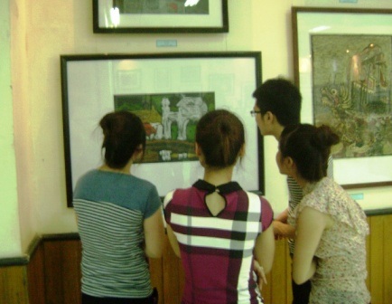 Đông đảo các bạn trẻ đam mê nghệ thuật đến tham gia triển lãm.