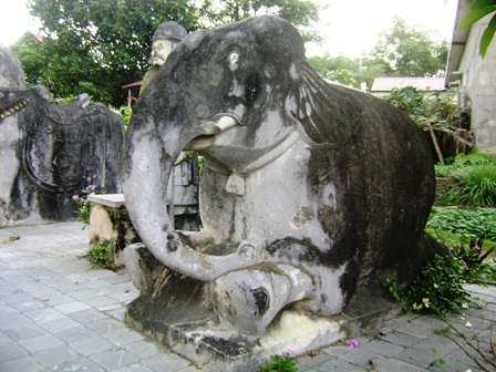 Kỳ bí ngôi mộ đá cổ hơn 200 năm giữa thành phố - 5 Một tượng voi quỳ bị gãy mất chiếc ngà.