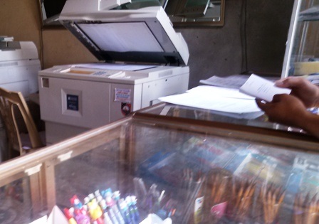 Thanh Hóa: Thị trường “phao” thi yên ắng trước giờ G - 1 Khi có người hỏi mua, chủ cửa hàng mới đưa tài liệu ra theo yêu cầu của khách.