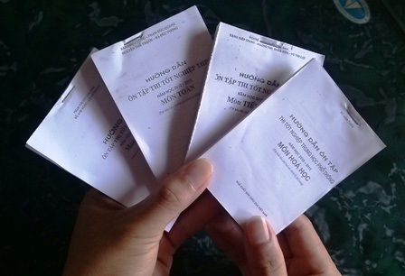 Thanh Hóa: Thị trường “phao” thi yên ắng trước giờ G - 2 Các cuốn tài liệu được in và đóng lại khá công phu.