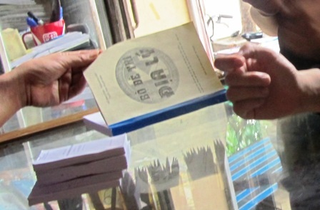 Thanh Hóa: Thị trường “phao” thi yên ắng trước giờ G - 3 Các cuốn tài liệu được in và đóng lại khá công phu.