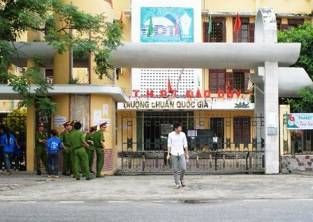 Lực lượng công an tham gia công tác đảm bảo an ninh trật tự trong kỳ thi tốt nghiệp THPT năm 2012.