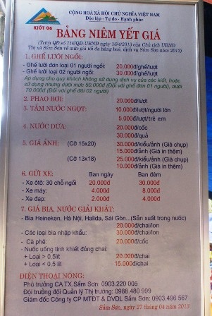 Bảng niêm yết trong mỗi ki ốt kinh doanh của các hộ dân.