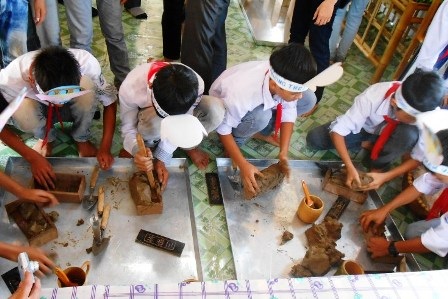 Các em học sinh đang mô phỏng lại một số chất liệu dùng trong quá trình xây dựng Thành nhà Hồ.