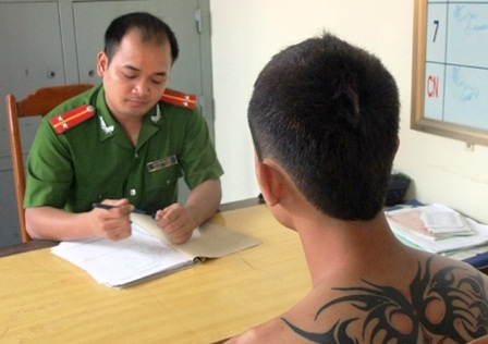 Triệt phá ổ nhóm đánh bạc liên tỉnh - 1 Chiến sỹ CSĐT lấy lời khai của đối tượng đánh bạc.