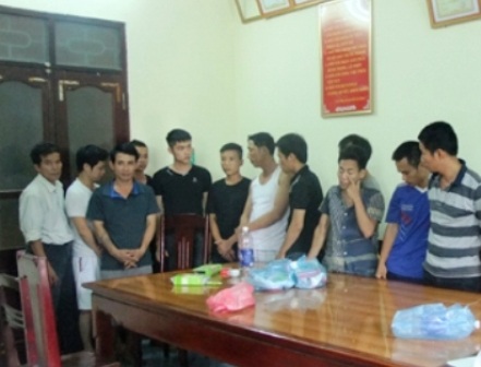 Triệt phá ổ nhóm đánh bạc liên tỉnh - 2 Các đối tượng tham gia đánh bạc bị bắt giữ.