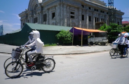 Người dân vất vả mỗi khi ra đường trong thời tiết nắng nóng như thế này.