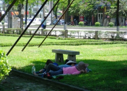 Bãi biển, quán bia, công viên là những địa điểm tránh nóng lý tưởng trong những ngày này.