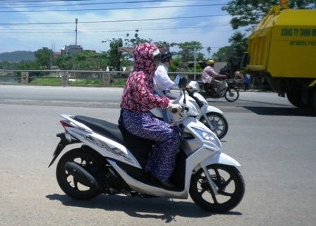 Người dân vất vả mỗi khi ra đường trong thời tiết nắng nóng như thế này.