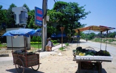 Những người bán hàng rong chật vật với cái nắng oi bức đầu hè.