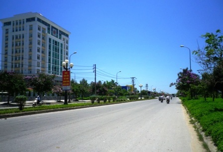 Đến khoảng 11 giờ trưa, đường phố gần như vắng bóng người đi đường.