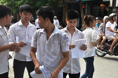 Các thí sinh bước ra khỏi phòng thi vơi nụ cười rạng rỡ.